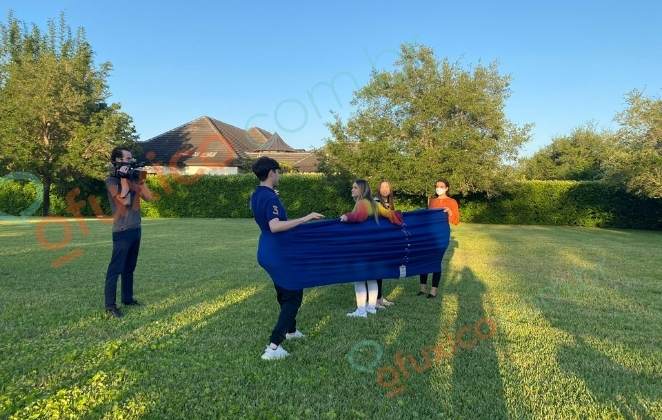 João Augusto, Marina e Sofia Liberato brincando num parque