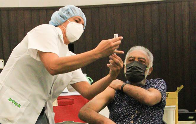 Gilberto Gil recebendo segunda dose de vacina contra covid-19