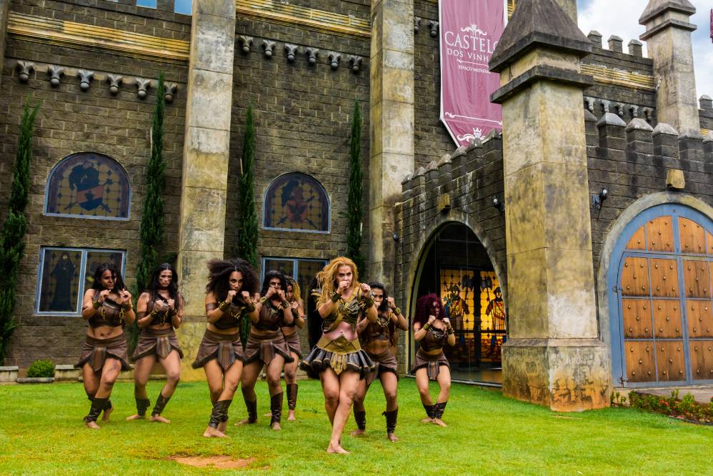 As dançarinas a acompanharam nos figurinos e na coreografia