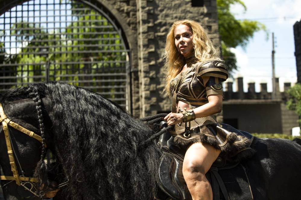 Joelma abriu e fechou o clipe montada em um cavalo