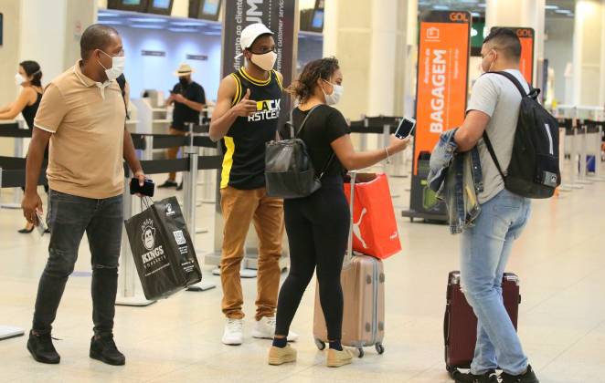 Lucas Penteado posa com os fãs em aeroporto no Rio de Janeiro
