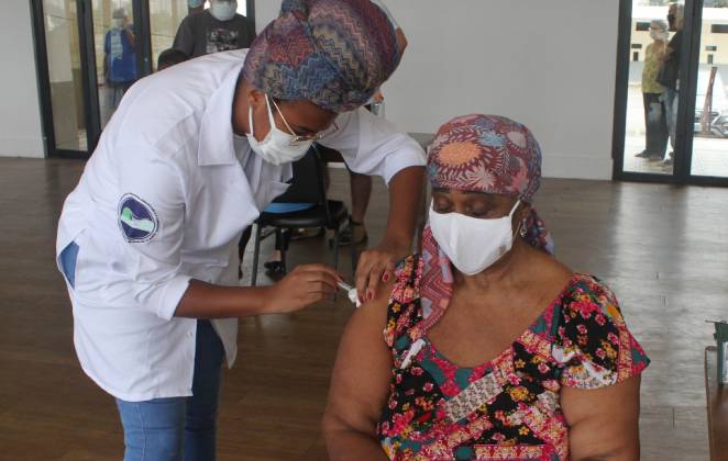 Mãe de Camila Pitanga sendo vacinada com segunda dose