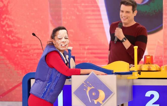Maiara com a cara suja de torta no Passa ou Repassa