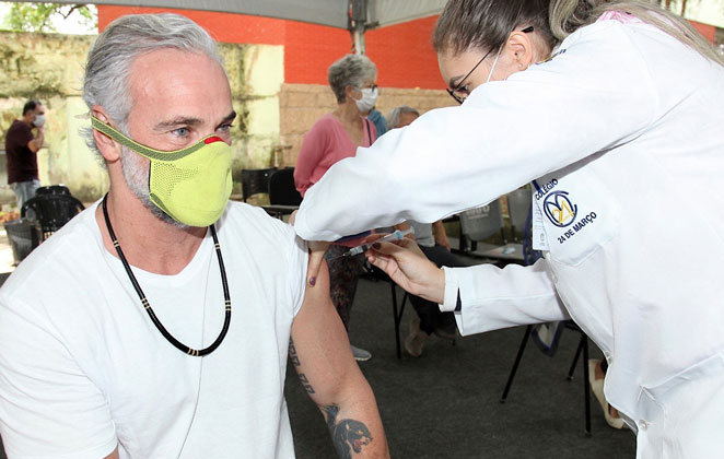 Mateus Carrieri recebe a segunda dose da vacina contra o coronavírus 