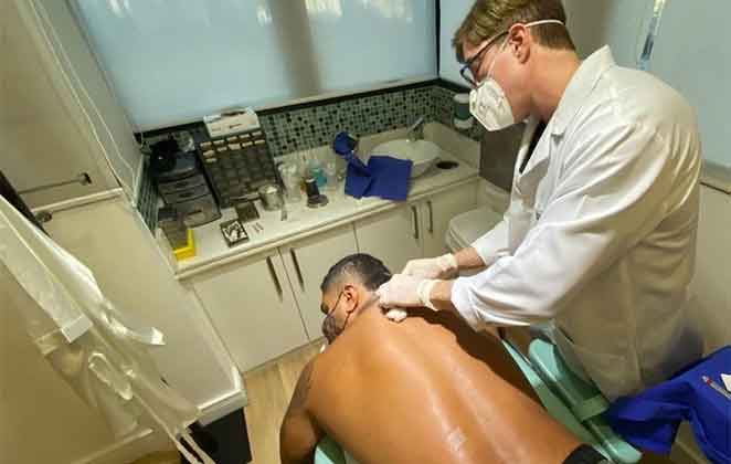 Naldo Benny retira verrugas das costas