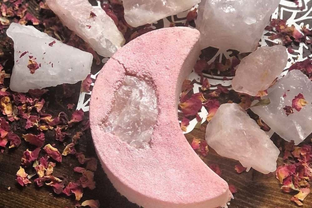 Sais de banho vegano com cristal de quartzo transparente e produtos botânico.