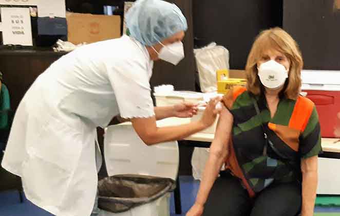 Renata Sorrah toma segunda dose da vacina contra a covid-19
