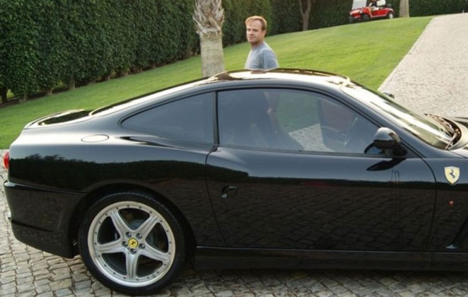 Rubens Barrichello posa ao lado de sua Ferrari amada