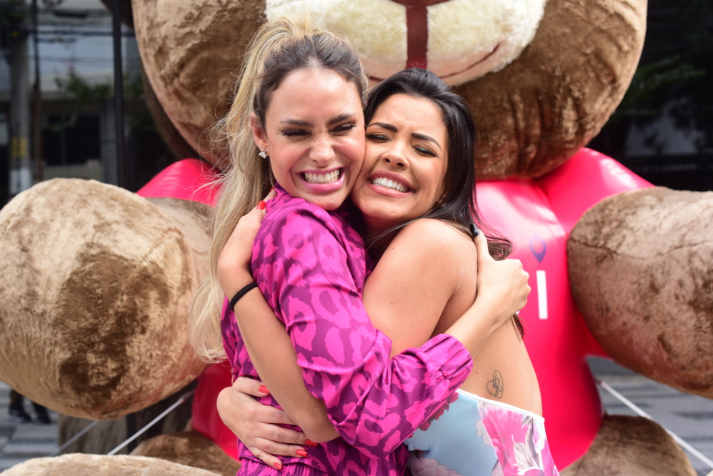 Sarah Andrade e Ivy Moraes deram um abraço apertado!
