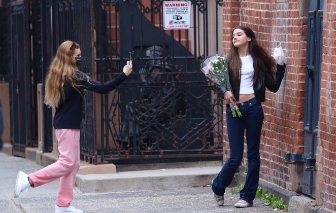 Suri Cruise fazendo pose para uma colega