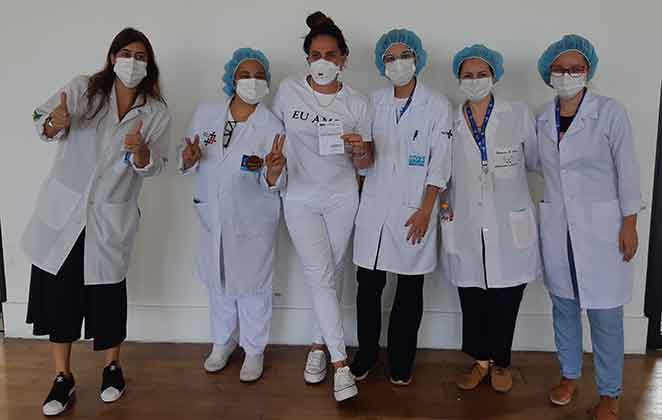 Totia Meireles com equipe de enfermagem