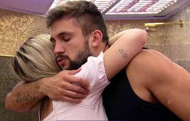 Viih Tube abraçando Arthur