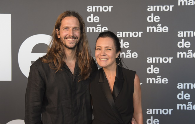 Vladimir Brichta e Adriana Esteves em festa de lançamento de Amor de Mãe