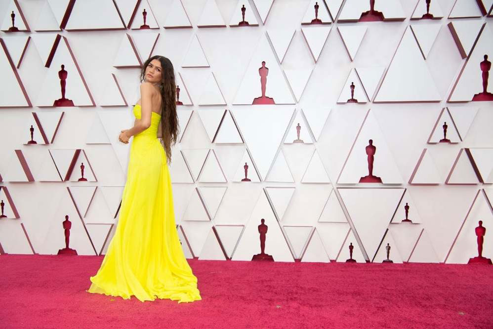 Zendaya arrasou com um vestido amarelo para apresentar duas categorias do Oscar 2021