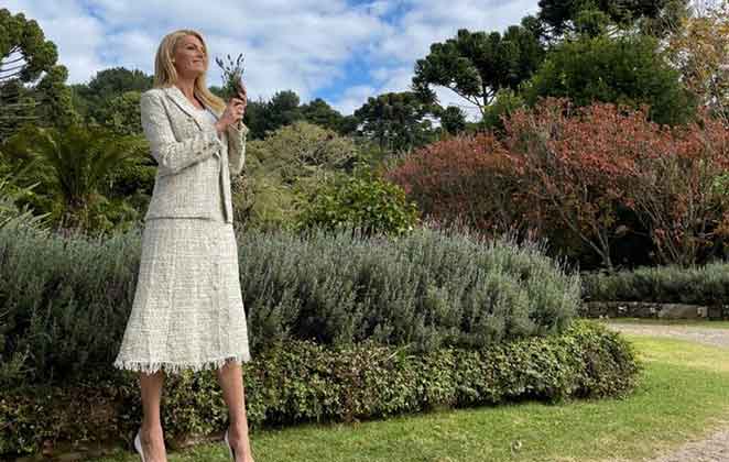 Ana Hickamann posa em jardim de hotel com sua nova coleção