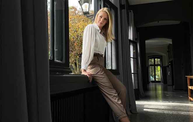 Ana Hickmann esbanja elegância em janela de hotel