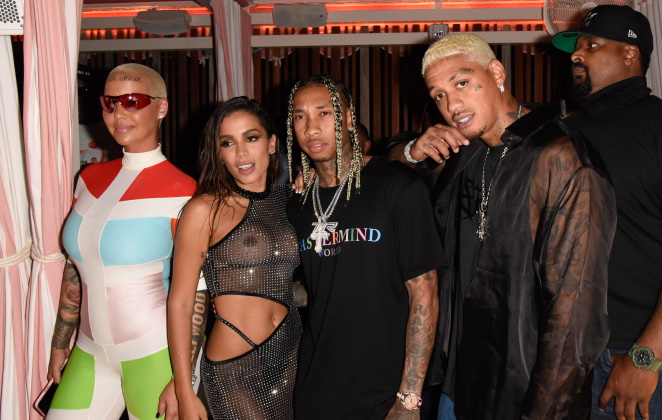 Anitta posando ao lado de gringos famosos em festa 