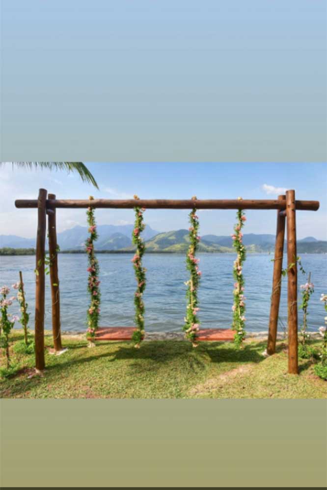 Um balanço cheio de flores para o casal