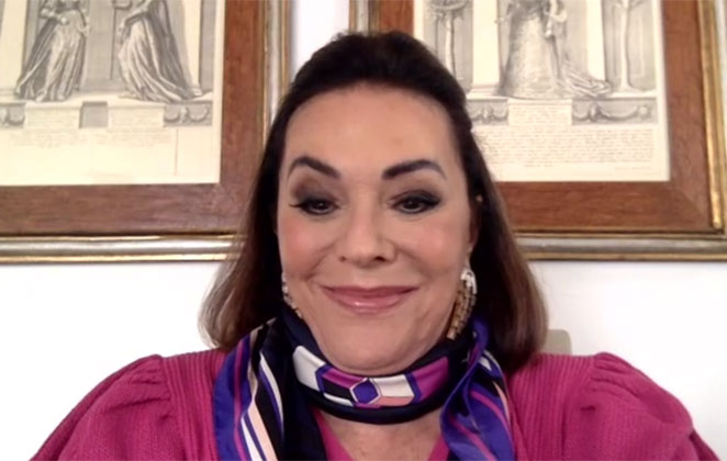 Socialite Beth Szafir interage com os jornalistas na coletiva do reality