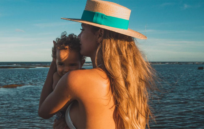 Biah Rodrigues enche o filho Theo de amor e carinho