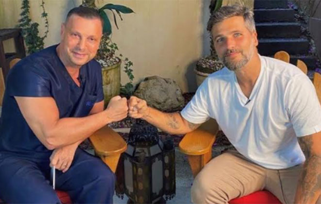 Dr. Antonio Ruston posa ao lado do ator Bruno Gagliasso