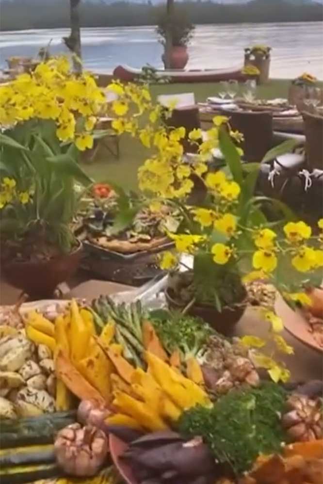 Parte do buffet e a visão panorâmica do mar