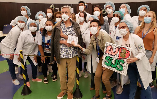 Cantor esbanjou simpatia ao tirar uma foto com a equipe de saúde