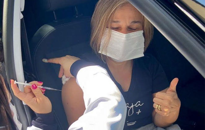 Claudia Rodrigues é vacinada contra a Covid-19 em São Paulo