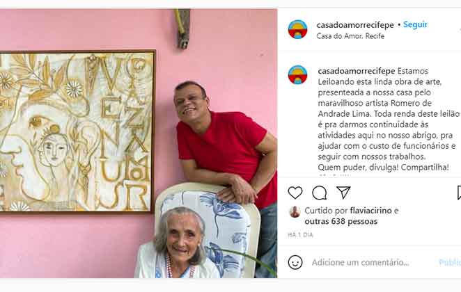 Daniel posa ao lado de sua arte