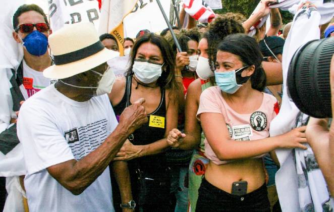 Dira Paes foi às ruas para protestar contra o presidente Jair Bolsonaro e pedir a vacina contra a Covid-19