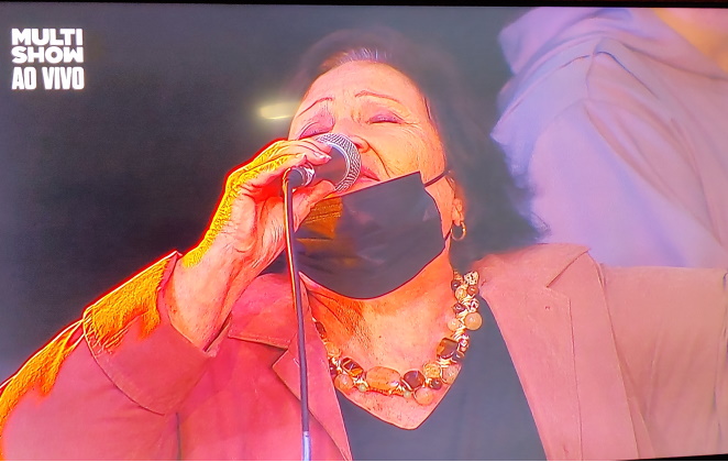 Dona Déa Lúcia cantando a música Fascinação