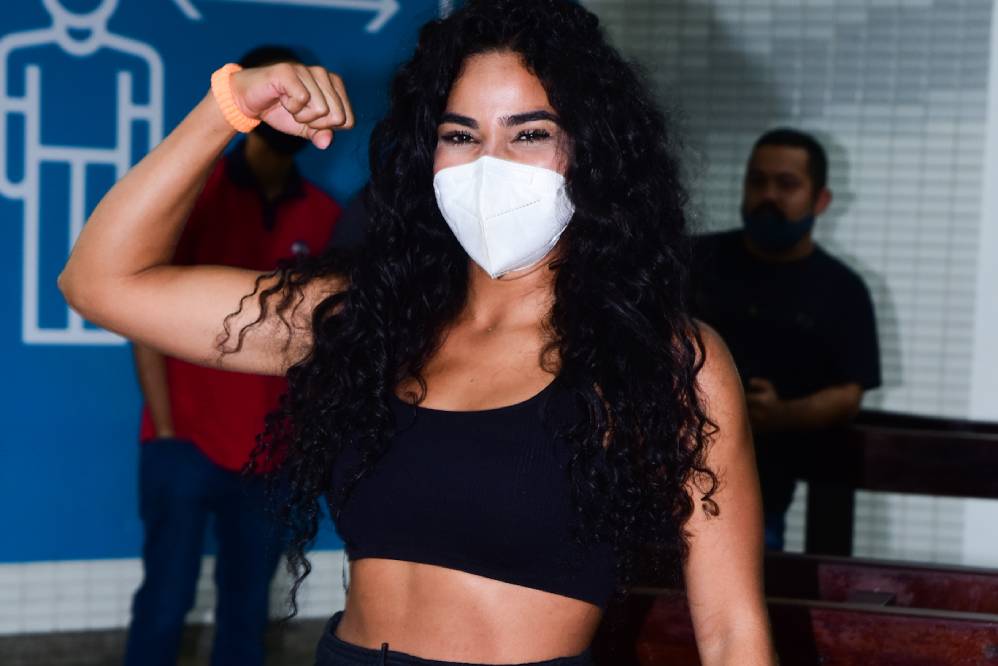 Simpática, Elana posa para as fotos