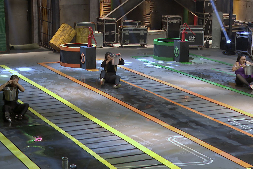 Além de carregar o balde com águas, as esposas correram sentadas