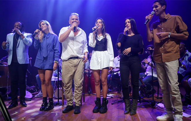 Todos reunidos no palco da Cidade das Artes, no Rio