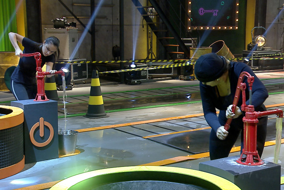 s esposas precisam de muita força no braço para encher os baldes com água