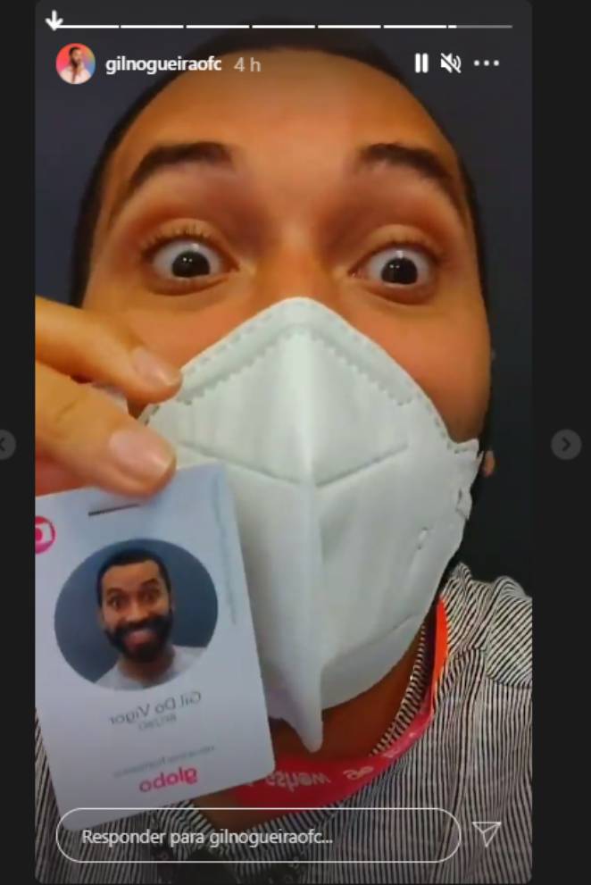 Gilberto mostrando crachá de contratado pela TV Globo