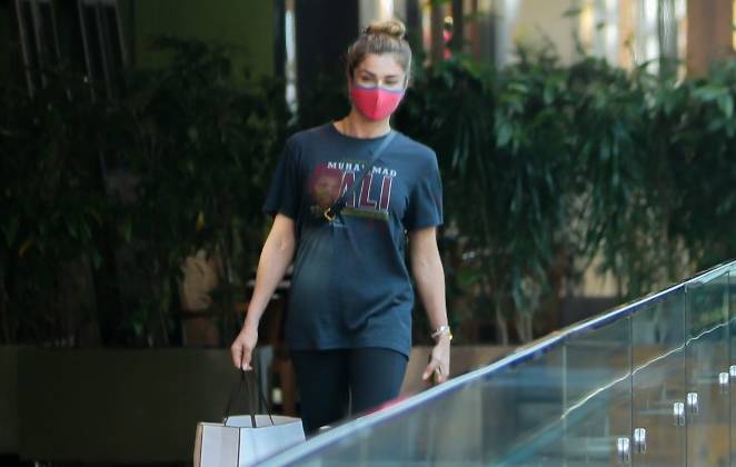 Grazi Massafera com compras no shopping