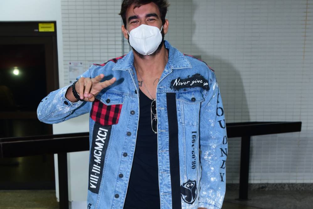 Gui Napolitano acena para a câmera