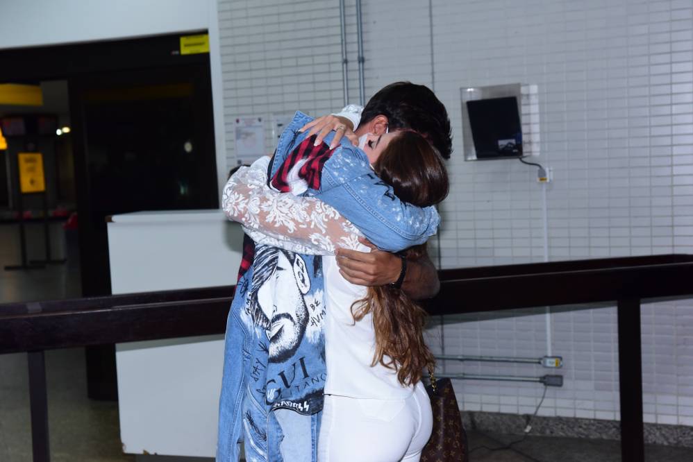 Gui Napolitano e Catherine se abraçam