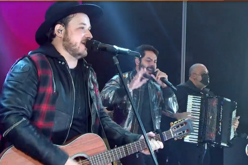 Israel e Rodolffo fizeram um show para os finalistas. Eles cantaram o hit Batom de Cereja