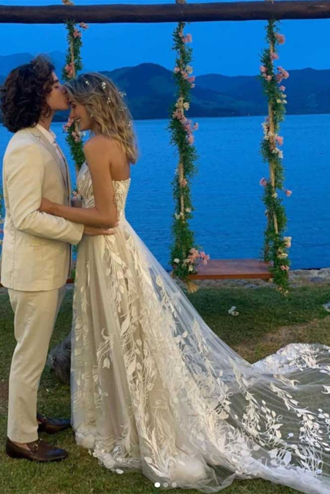 João Figueiredo beija sua esposa, Sasha Meneghel