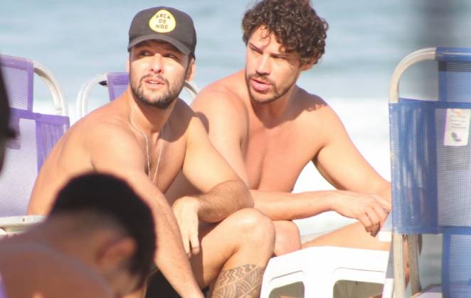 José Loreto foi à praia com os amigos