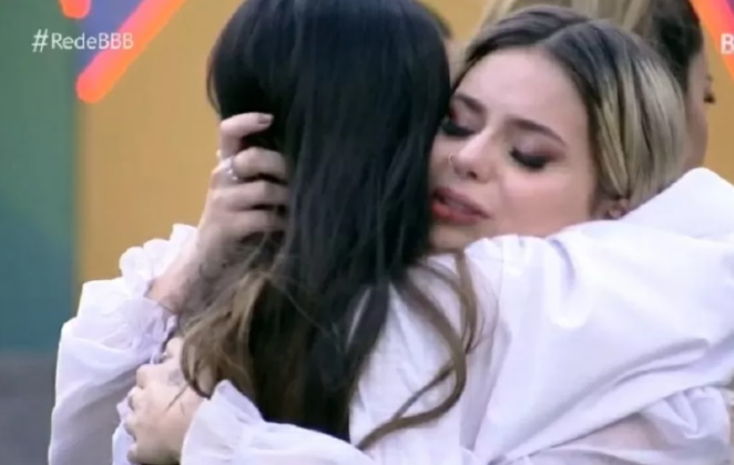 Juliette e Viih Tube abraçadas