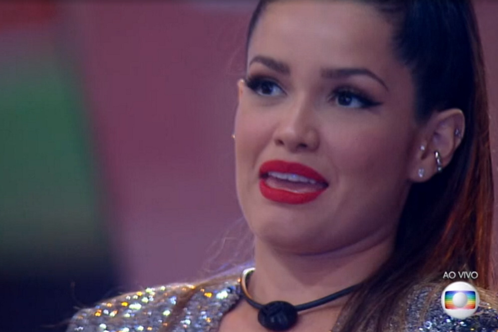 Juliette conferiu os vídeos do telão