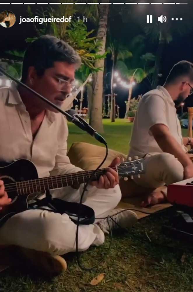 Junno cantou e tocou no evento