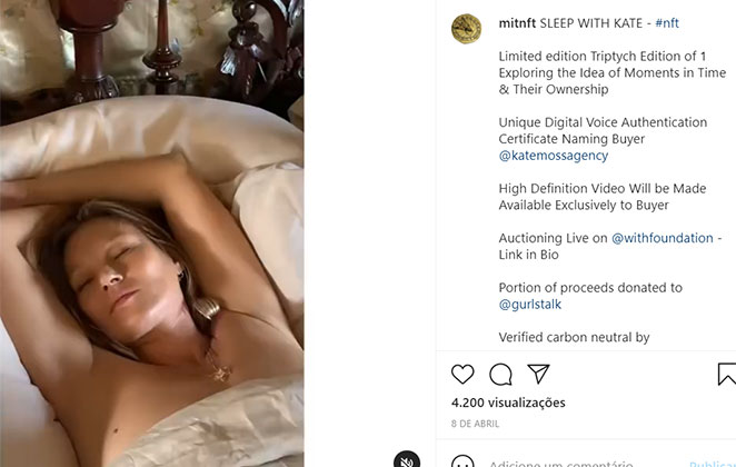 Kate Moss em vídeo, fazendo topless na cama