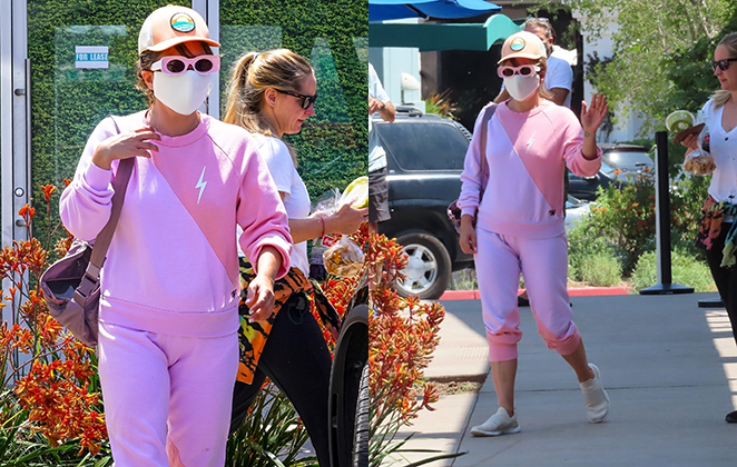 Lady Gaga disfarçada vestindo um look rosa