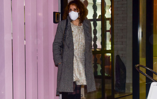 Leona Cavalli se destacou pelo look confortável e elegante