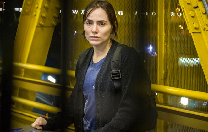 Letícia Colin interpreta a estudante Amanda, que se envolve no mundo das drogas