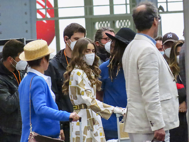 Lily Collins em estação de trem de Paris